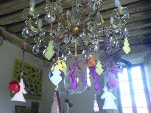 Zucker-bekrönter Leuchter im Château