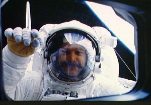 astronaut-winkt-stanleydavidgriggs_spacewave Der Astronaut David Griggs winkt