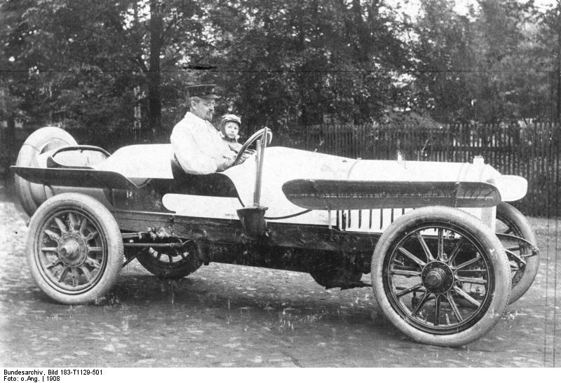 Der Autofabrikant August Horch in seinem Wagen, 1908